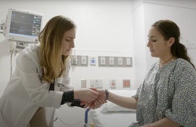 Кодирование Аквилонг в Кизеле Врач держит пациентку за руку